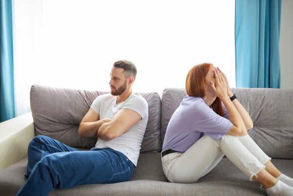 Man en vrouw met ruzie op de bank – spanning en conflicten in de relatie