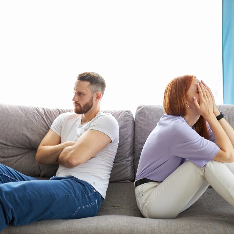 Man en vrouw met ruzie op de bank – spanning en conflicten in de relatie