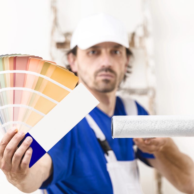 Professionele schilder aan het werk in een modern interieur – voorbeeld van vakmanschap en perfecte afwerking tijdens renovatie