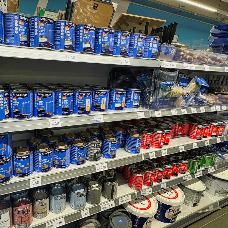 Schap met verf en bouwmaterialen in een winkel – voorbeeld van kwaliteitsproducten die bij renovaties worden gebruikt