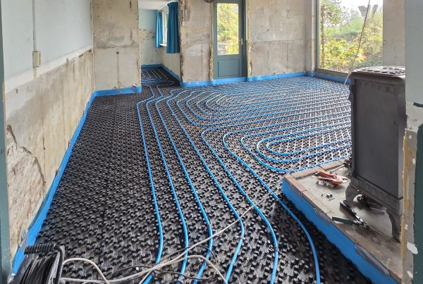 Vloerisolatie zorgt voor minder warmteverlies, verhoogt het comfort en verlaagt de energiekosten door een efficiëntere warmteverdeling in de ruimte.