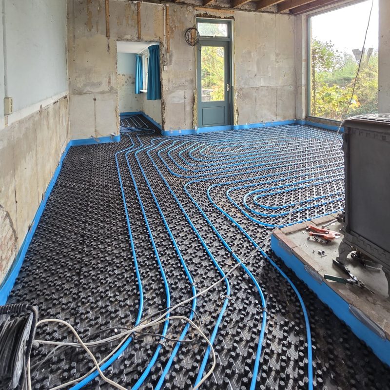 Vloerisolatie zorgt voor minder warmteverlies, verhoogt het comfort en verlaagt de energiekosten door een efficiëntere warmteverdeling in de ruimte.