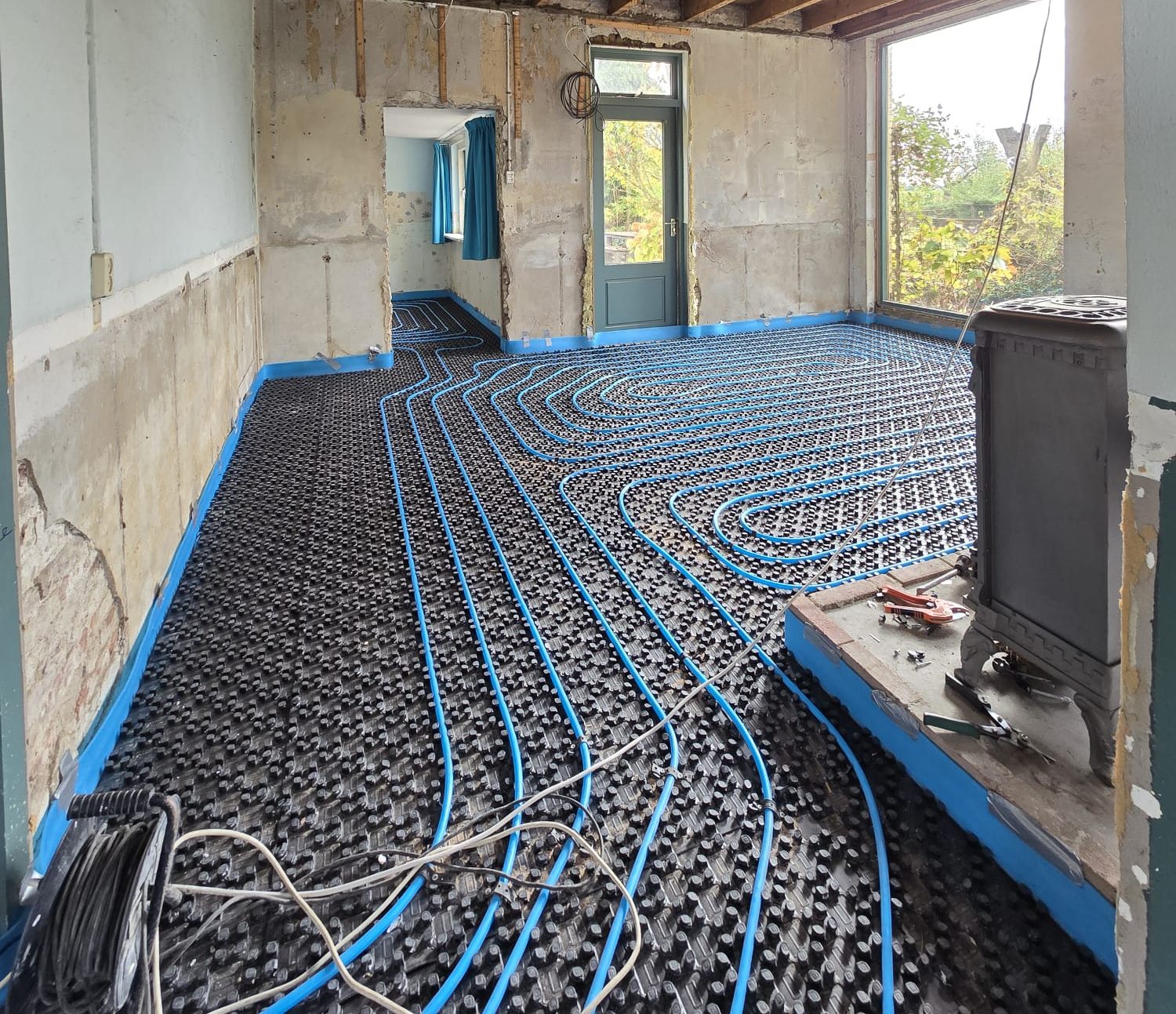 Vloerisolatie zorgt voor minder warmteverlies, verhoogt het comfort en verlaagt de energiekosten door een efficiëntere warmteverdeling in de ruimte.