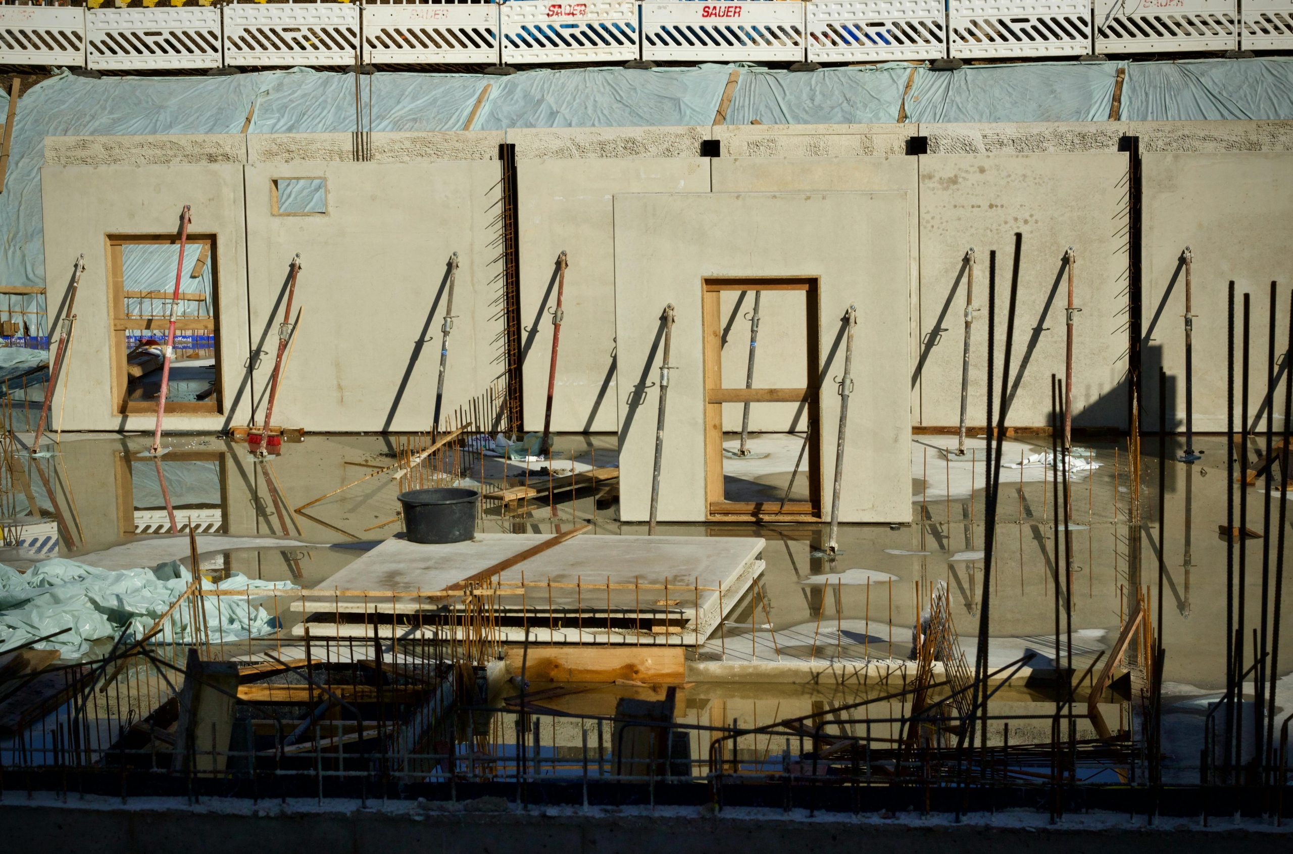 Recycled concrete and wood-fiber façades are sustainable building materials that provide better insulation and lower CO₂ emissions.