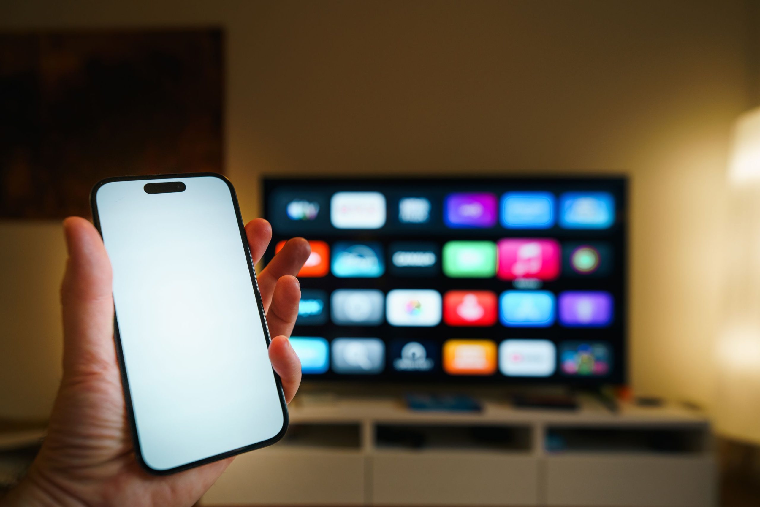 Een smartphone bedient eenvoudig slimme apparaten in huis, zoals een smart-tv, voor meer comfort en gebruiksgemak.