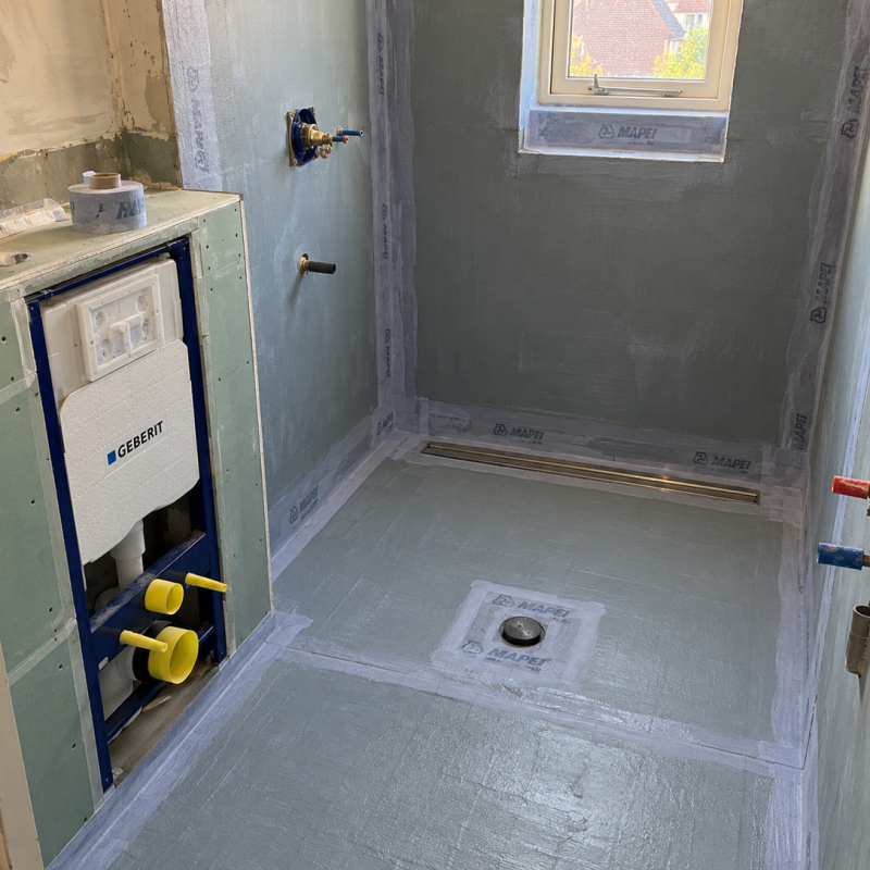 Indeling, leidingwerk, waterdichting, ventilatie en afwerking: zo plan je een badkamerrenovatie in Nederland in de juiste volgorde.