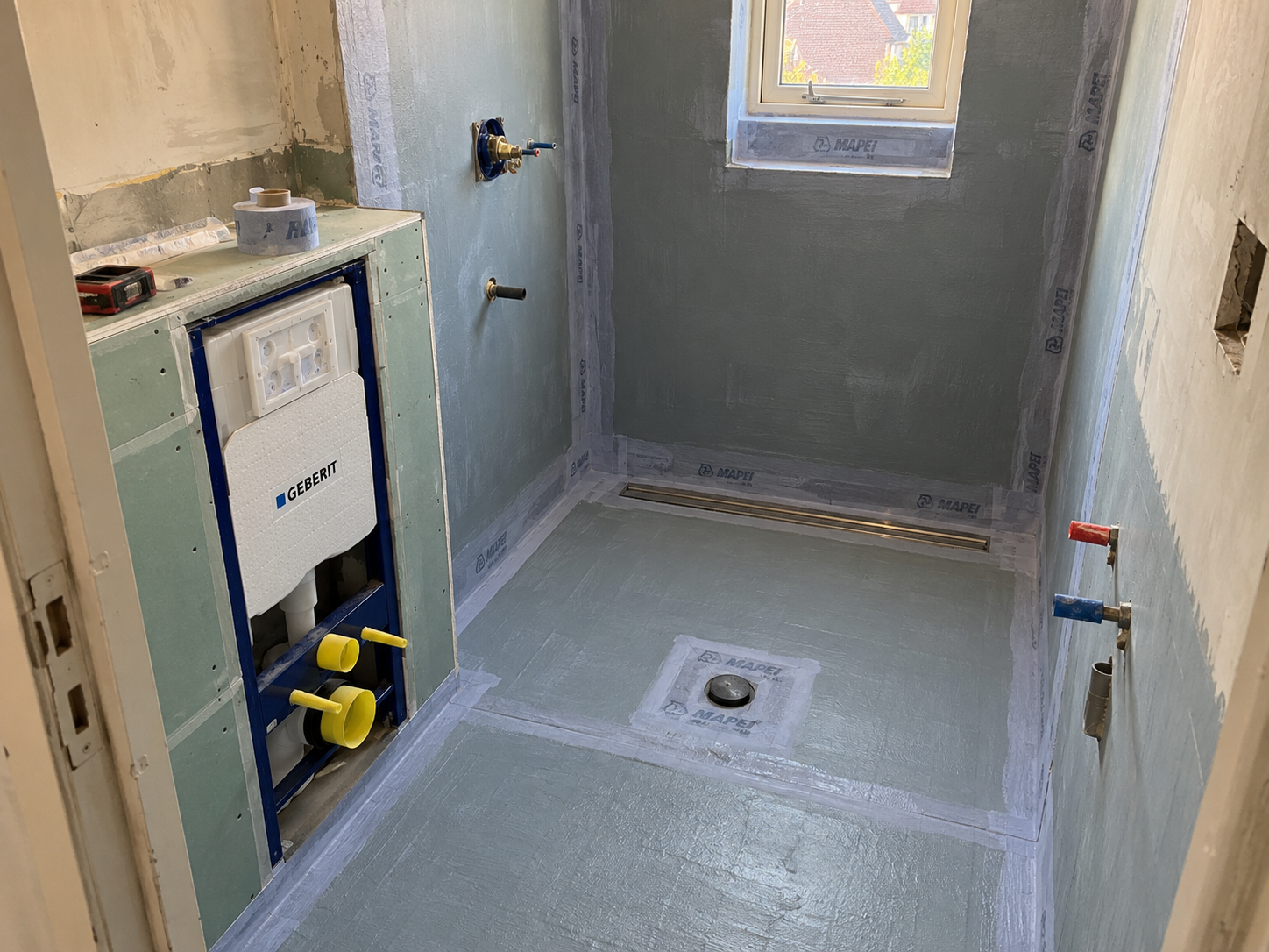 Indeling, leidingwerk, waterdichting, ventilatie en afwerking: zo plan je een badkamerrenovatie in Nederland in de juiste volgorde.